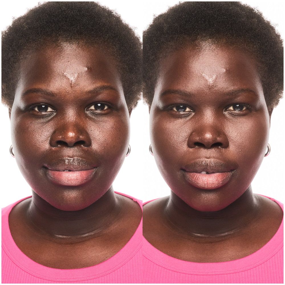 Deux visages, avant et après l'application du fond de teint. Peau foncée, haut rose.