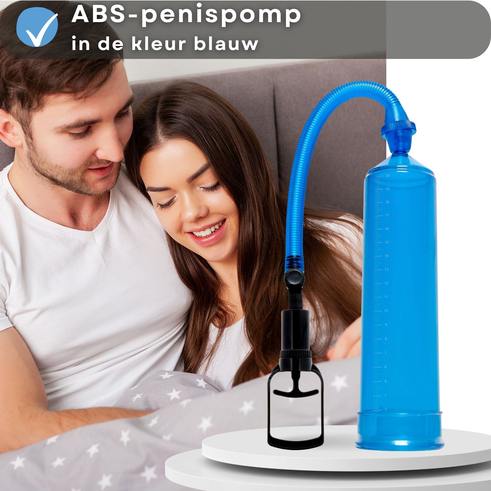 Blauwe penis pomp met pompgreep. Tekst: ABS pomp, blauw. Paar in bed.