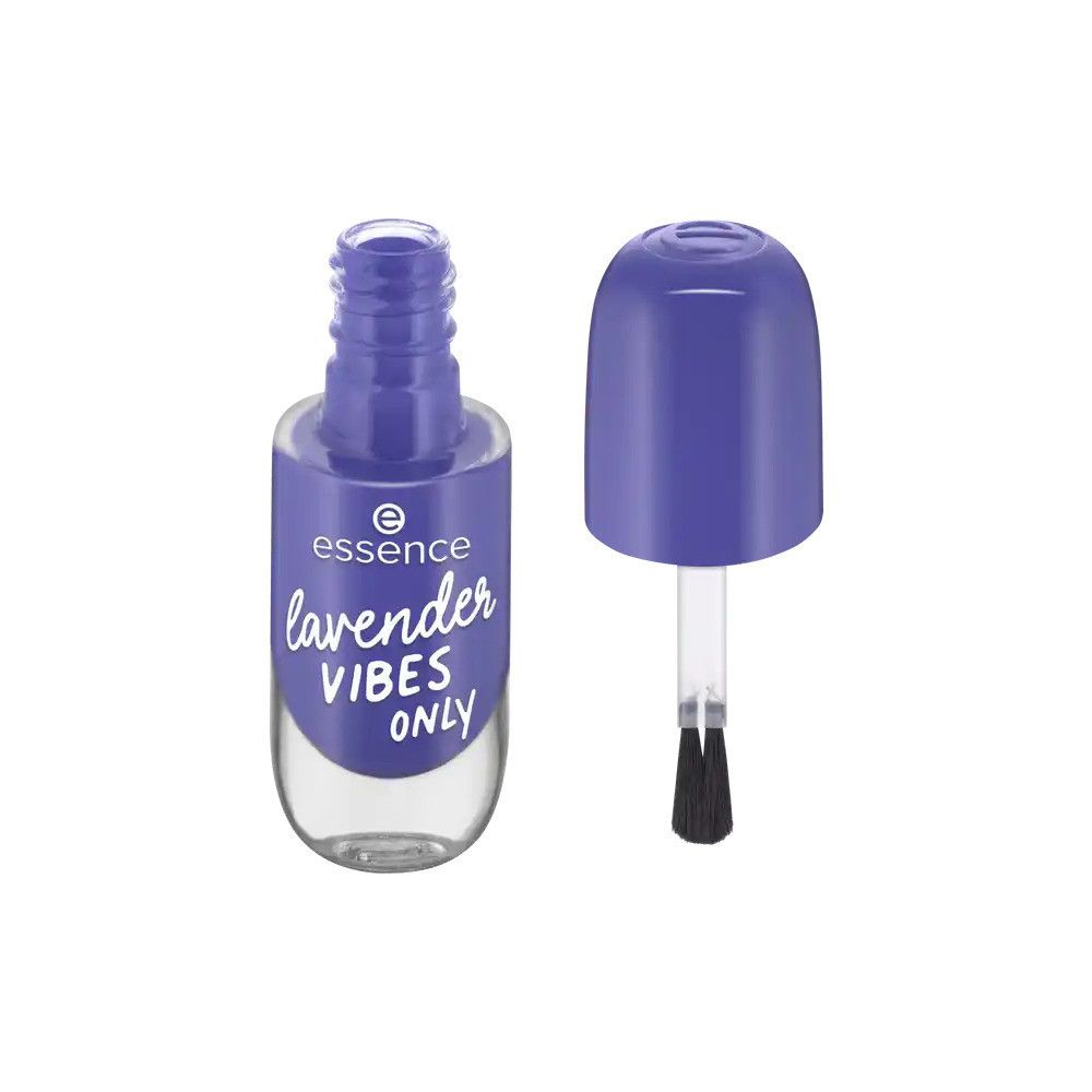 Flacon de vernis à ongles ouvert. Bouchon et pinceau violets à côté. Sur le flacon, "Essence lavender VIBES ONLY".