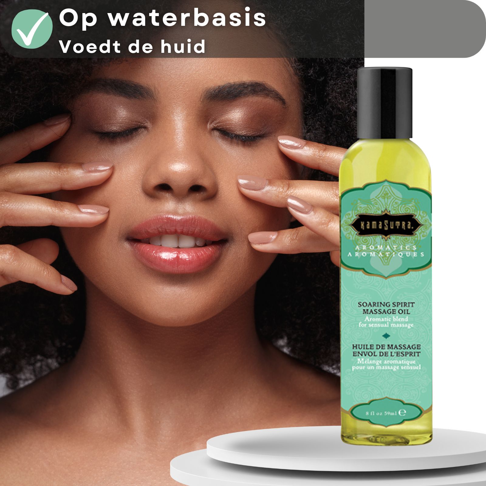 Kamasutra massageolie met aroma Soaring. Fles naast vrouw die gezicht masseert.