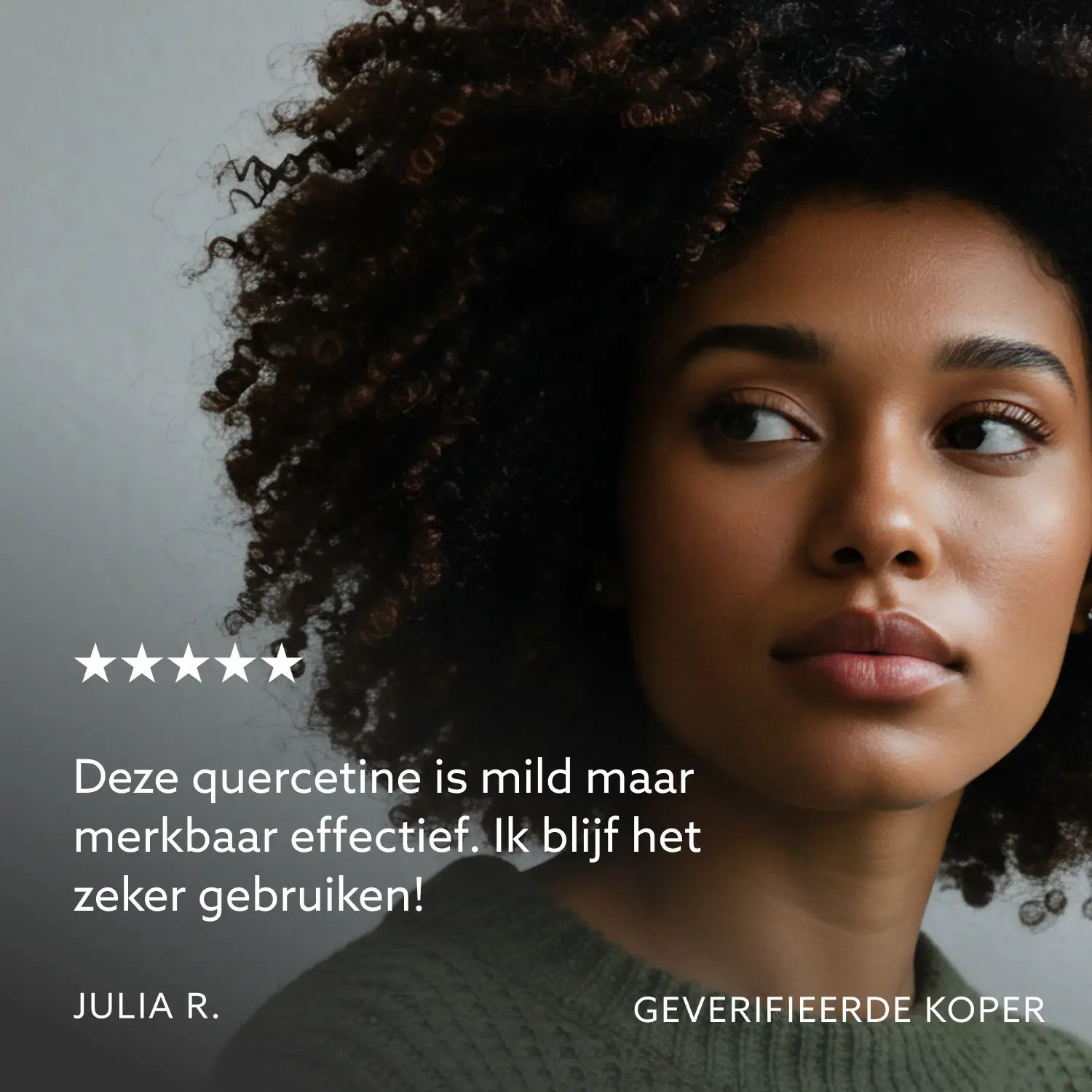 Portret van een vrouw. Tekst: Deze quercetine is mild maar effectief. Ik blijf het zeker gebruiken! Julia R., geverifieerde koper.
