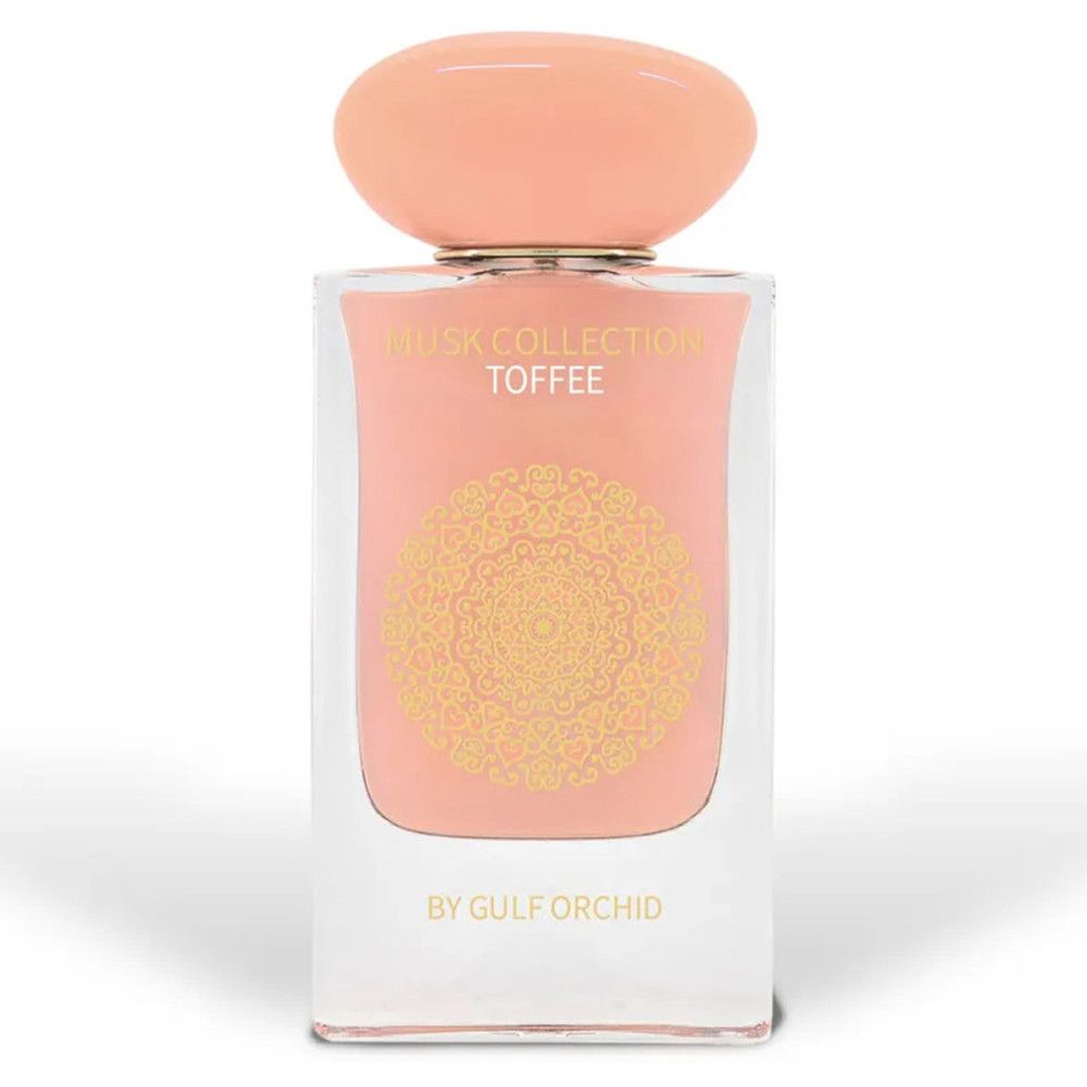 Flacon de parfum avec contenu et bouchon rose. Motif doré et texte sur le flacon.