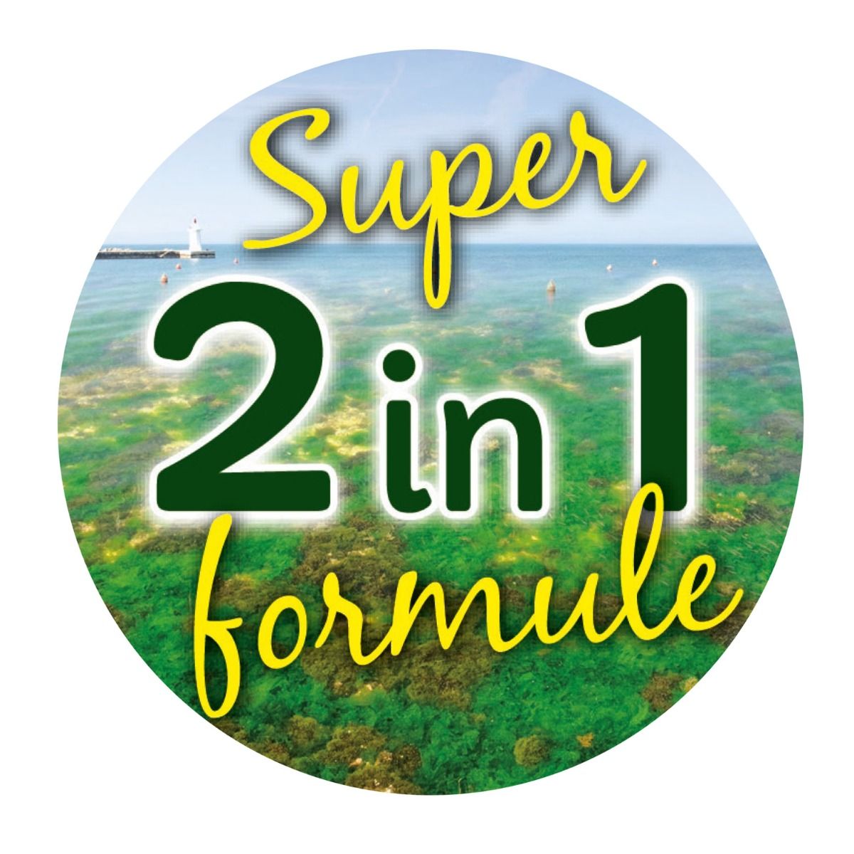 Ronde sticker met tekst: Super 2 in 1 formule. Achtergrond: meer met boten en waterplanten.