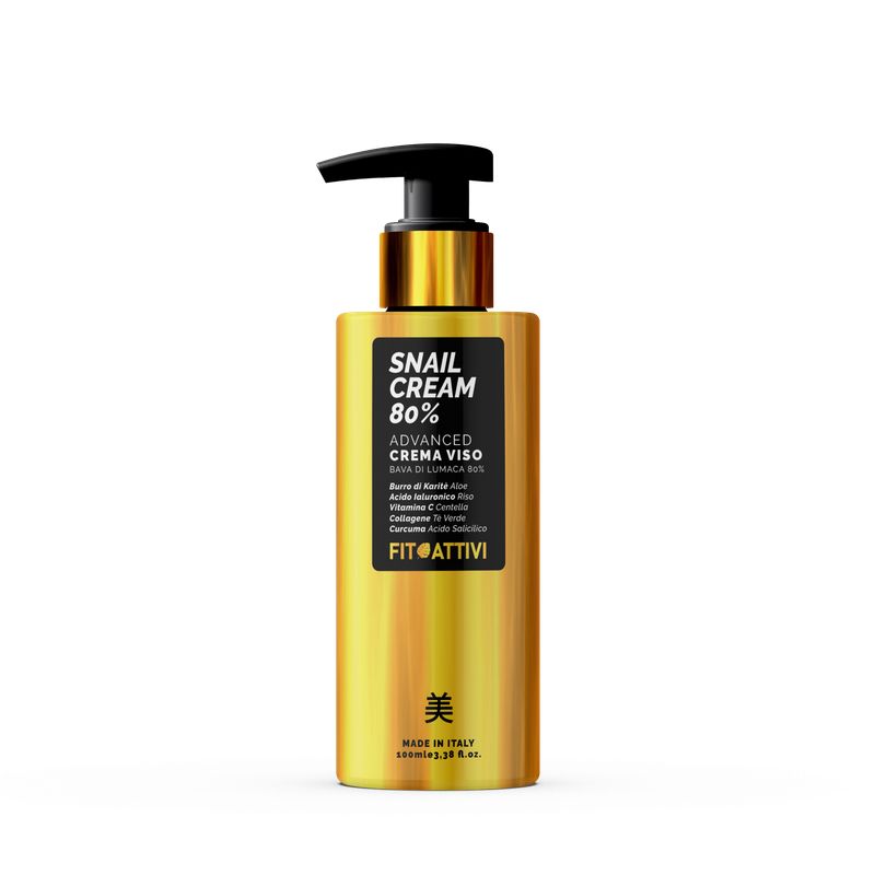 Gouden fles met zwarte pomp. Opschrift: Snail Cream 80%, Advanced Crema Viso. Merk: Fit Attivi. Gemaakt in Italië.