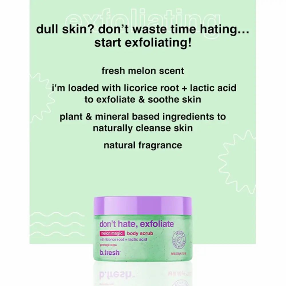 Product met tekst: "dull skin? don't waste time hating... start exfoliating!" en "fresh melon scent". Groene lichaamsscrub met paarse deksel.