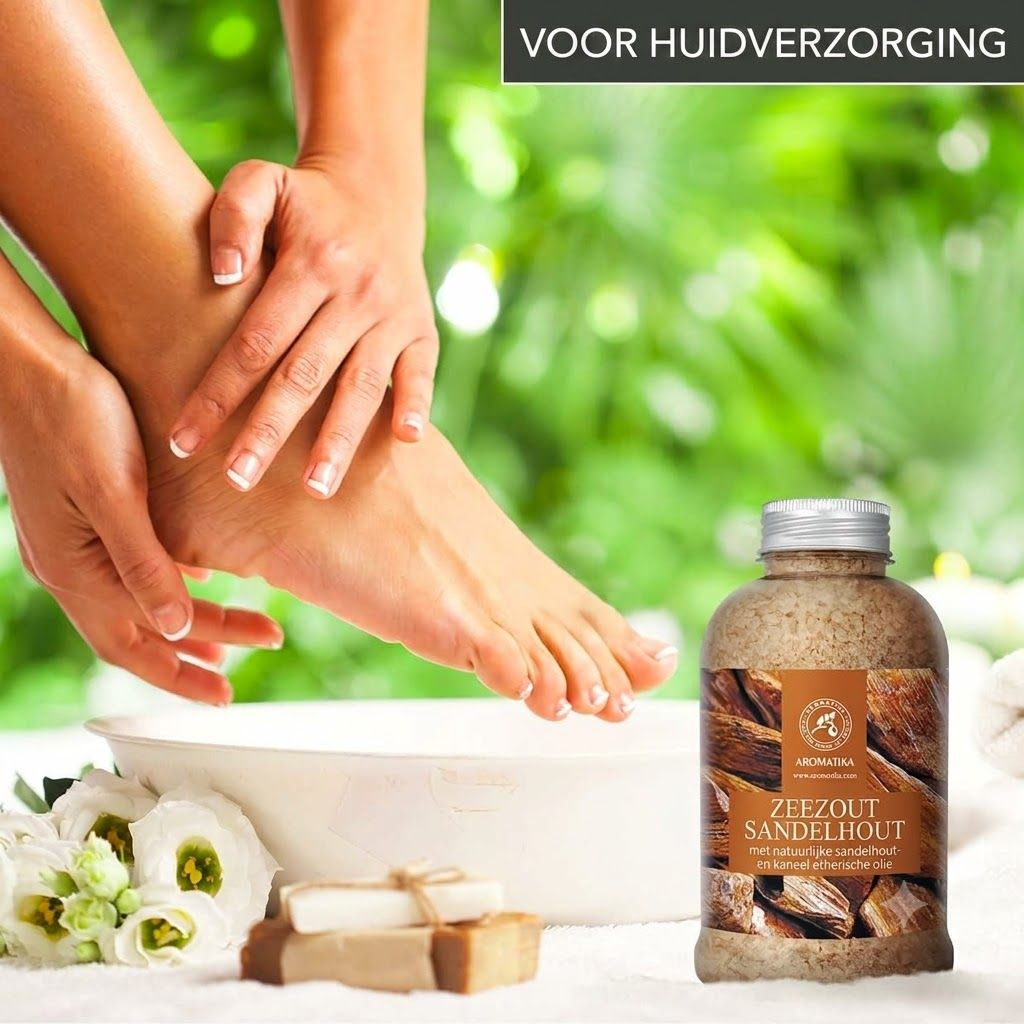 Voetverzorgingsproduct in glazen pot met sandelhout-etiket. Persoon masseert voet.