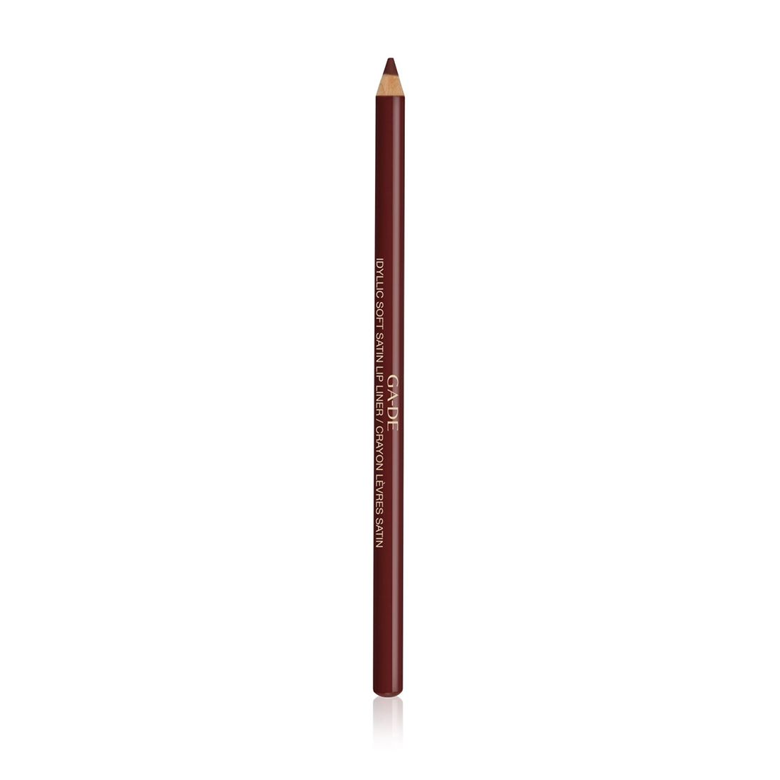 Donkerbruin lippotlood. Opschrift: Ga-De. Tekst: Idyllic Soft Satin Lip Liner / Crayon Lèvres Satin.