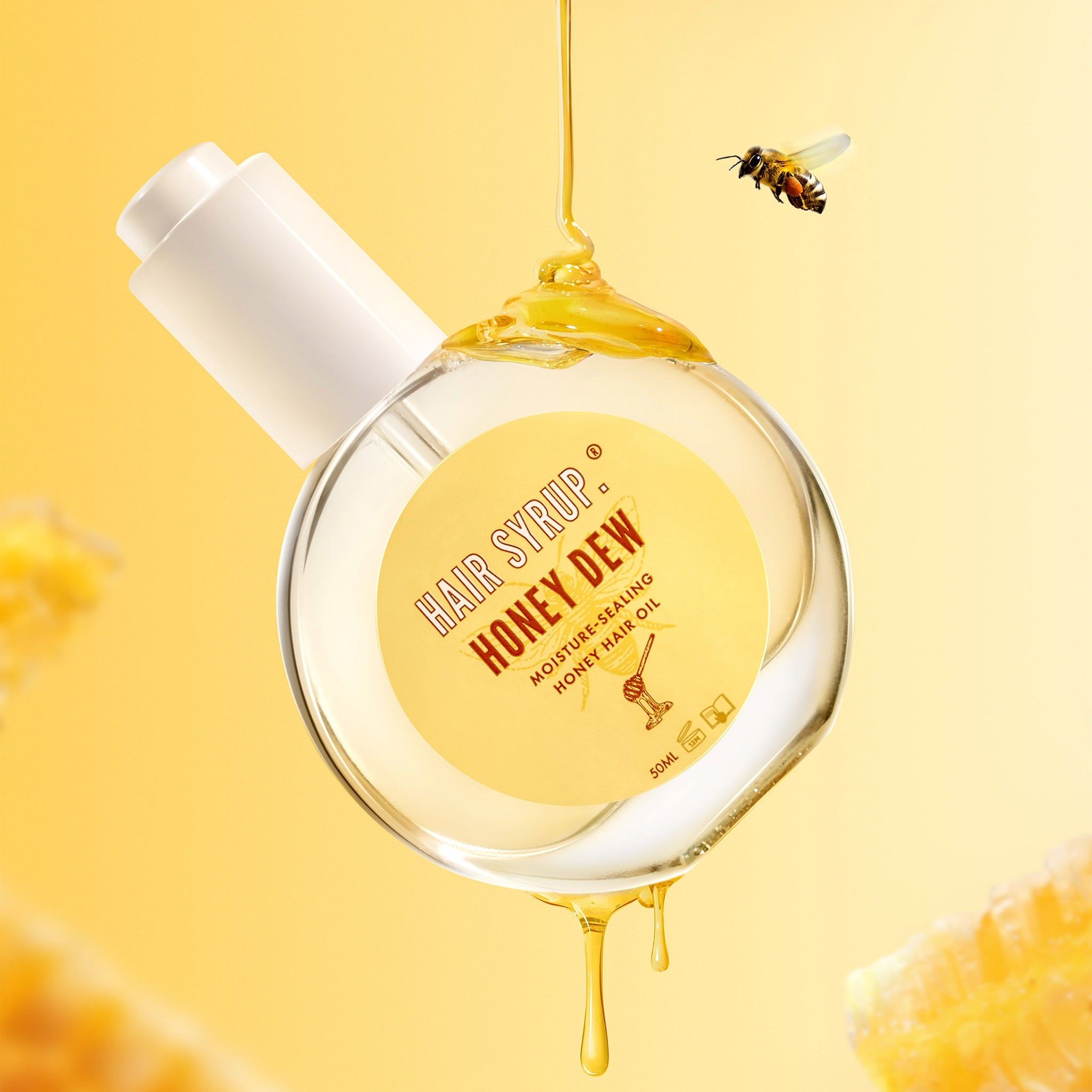 Ronde glazen fles met witte dop. Etiket met tekst. Honing druppelt uit de fles. Bij in vlucht. Gele achtergrond met honingraten.