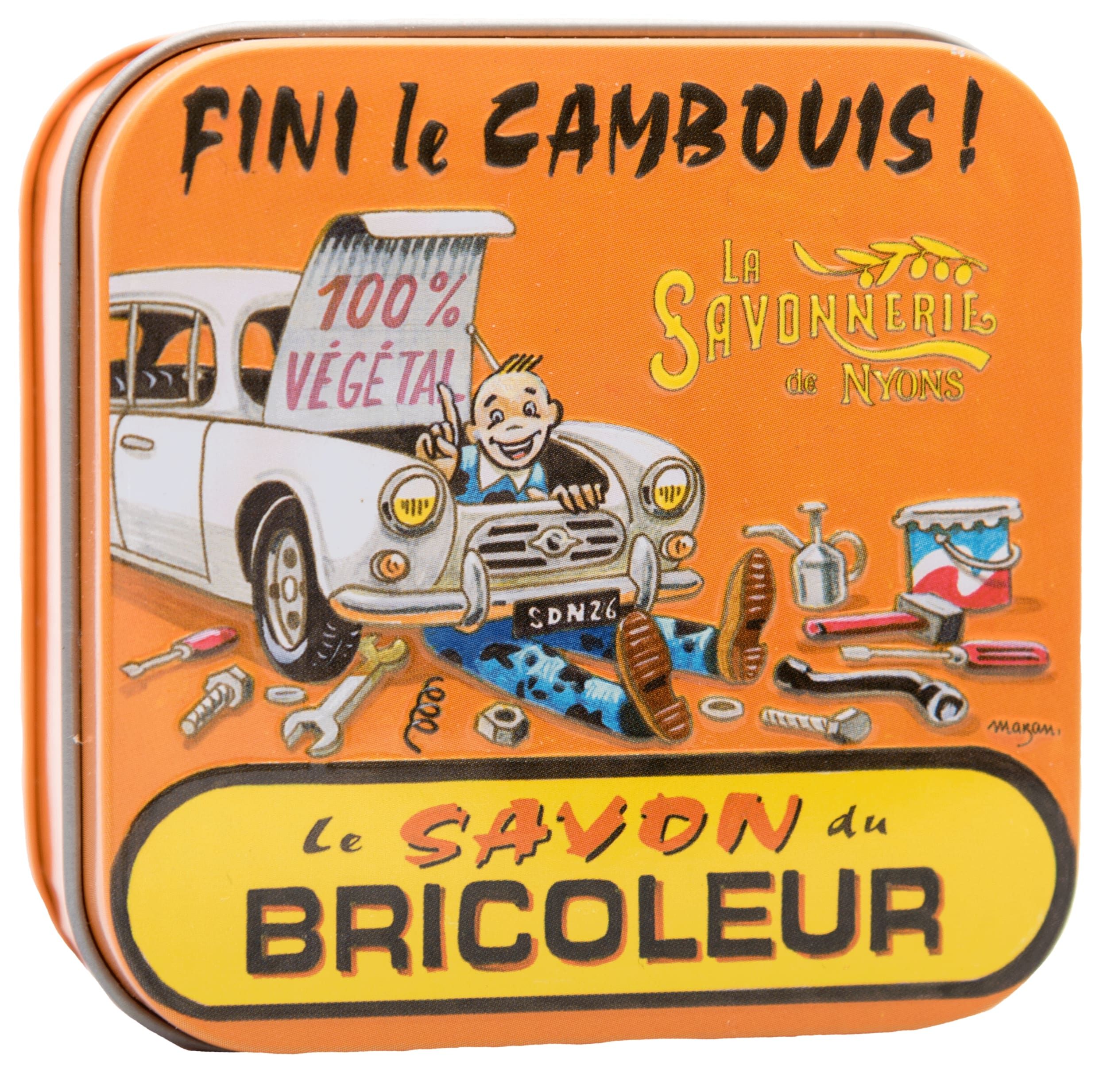 Oranje metalen doos. Opschrift: "Le Savon du Bricoleur". Illustratie van een auto en een monteur.
