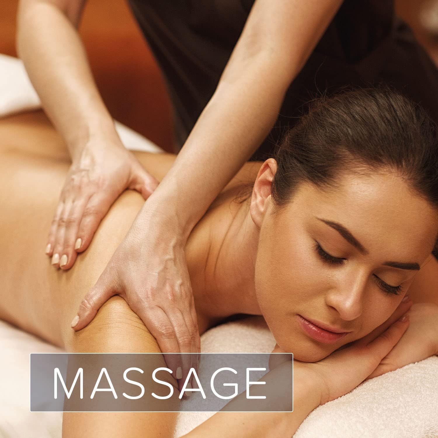Vrouw die een rugmassage ontvangt.