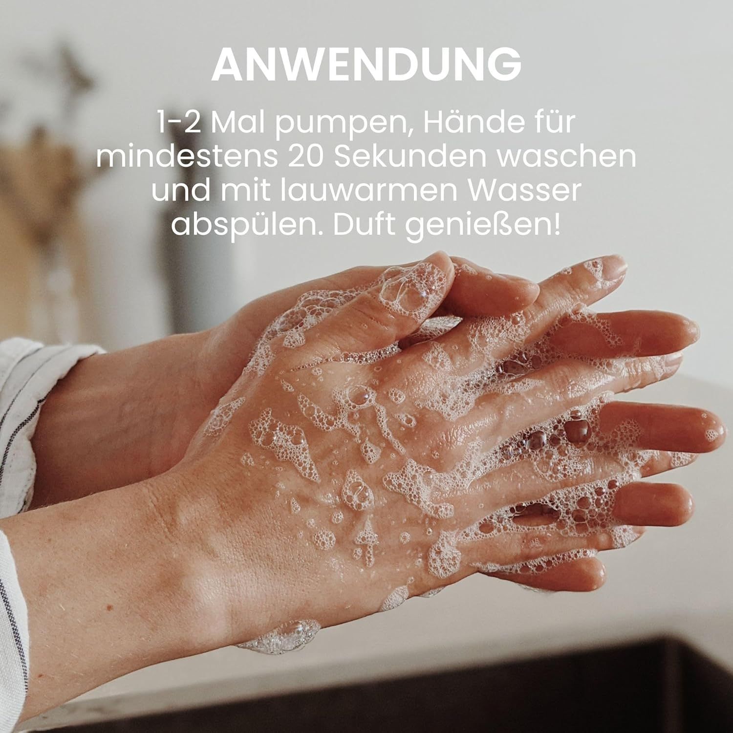 Handen met zeepschuim. Gebruik: 1-2 keer pompen, 20 seconden wassen, afspoelen met lauw water. Geniet van de geur.