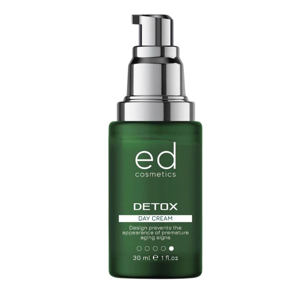 Groene fles met zilveren pomp. Opschrift: ED cosmetics, Detox Day Cream. 30 ml.
