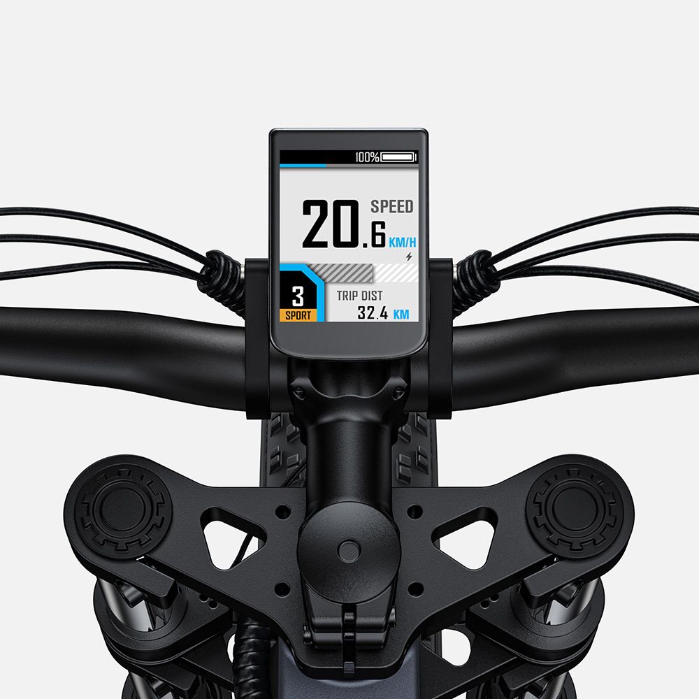 Gros plan du guidon d'un vélo électrique. Affichage numérique avec vitesse, distance et état de la batterie.