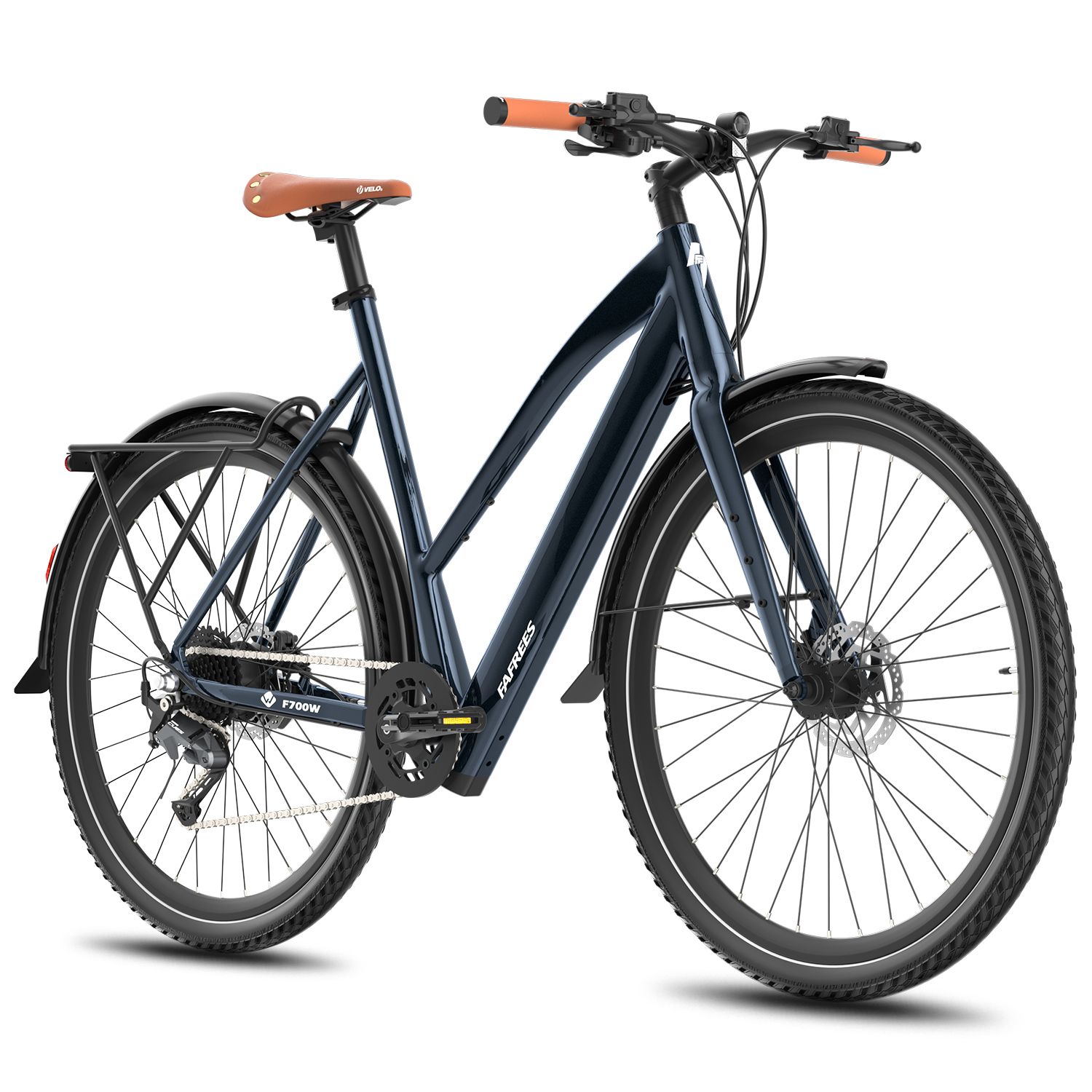 Vélo électrique bleu foncé avec selle et poignées marron. Garde-boue, porte-bagages et freins à disque. Pneus à bord blanc.