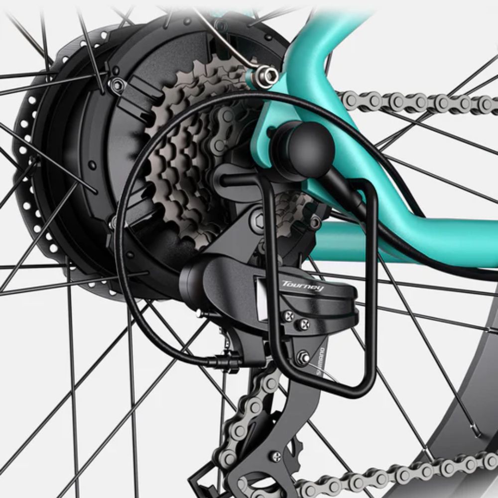 Roue arrière avec dérailleur. Cadre turquoise. Chaîne et pignons noirs.
