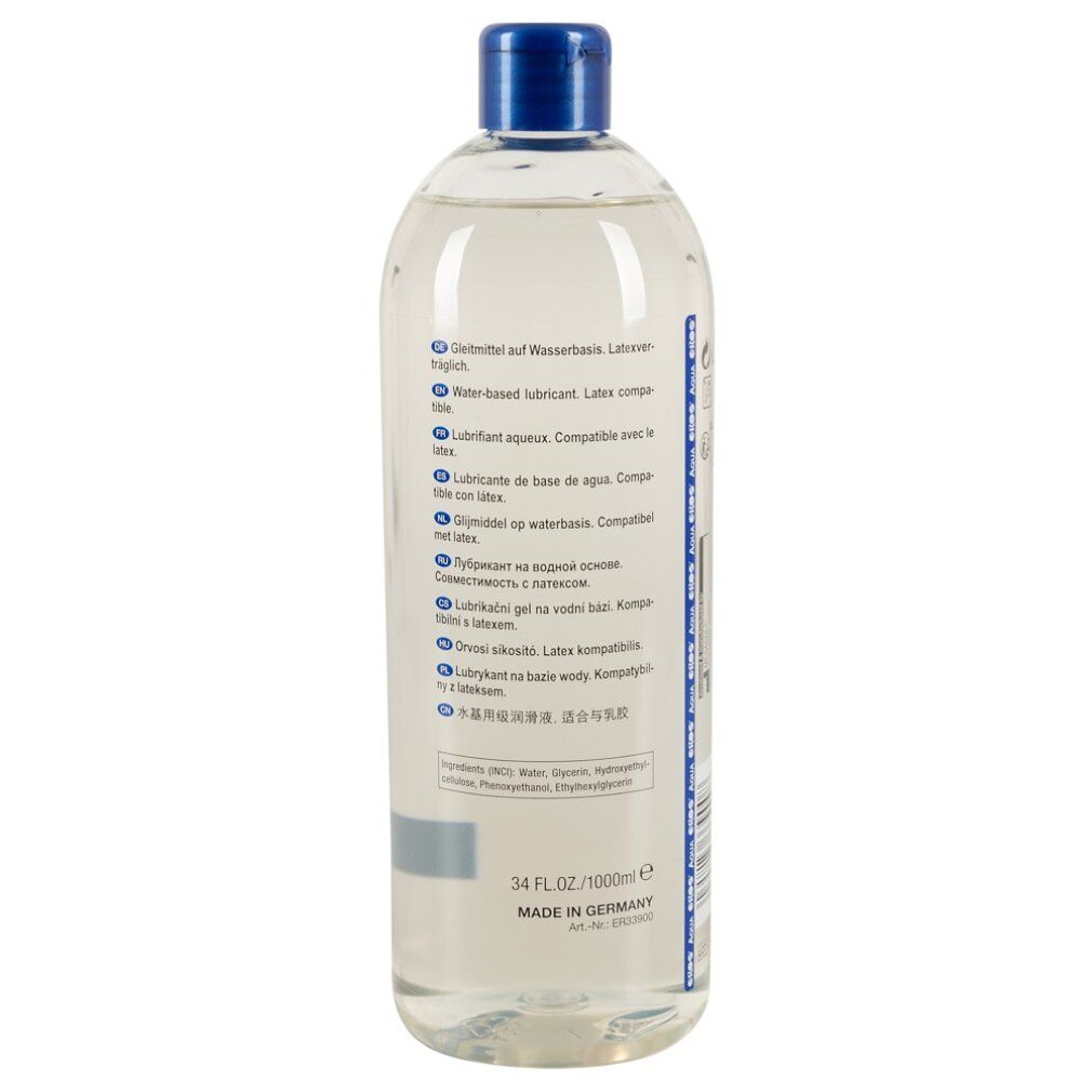 Achterkant van een transparante fles met blauwe dop. Meertalige productinformatie.