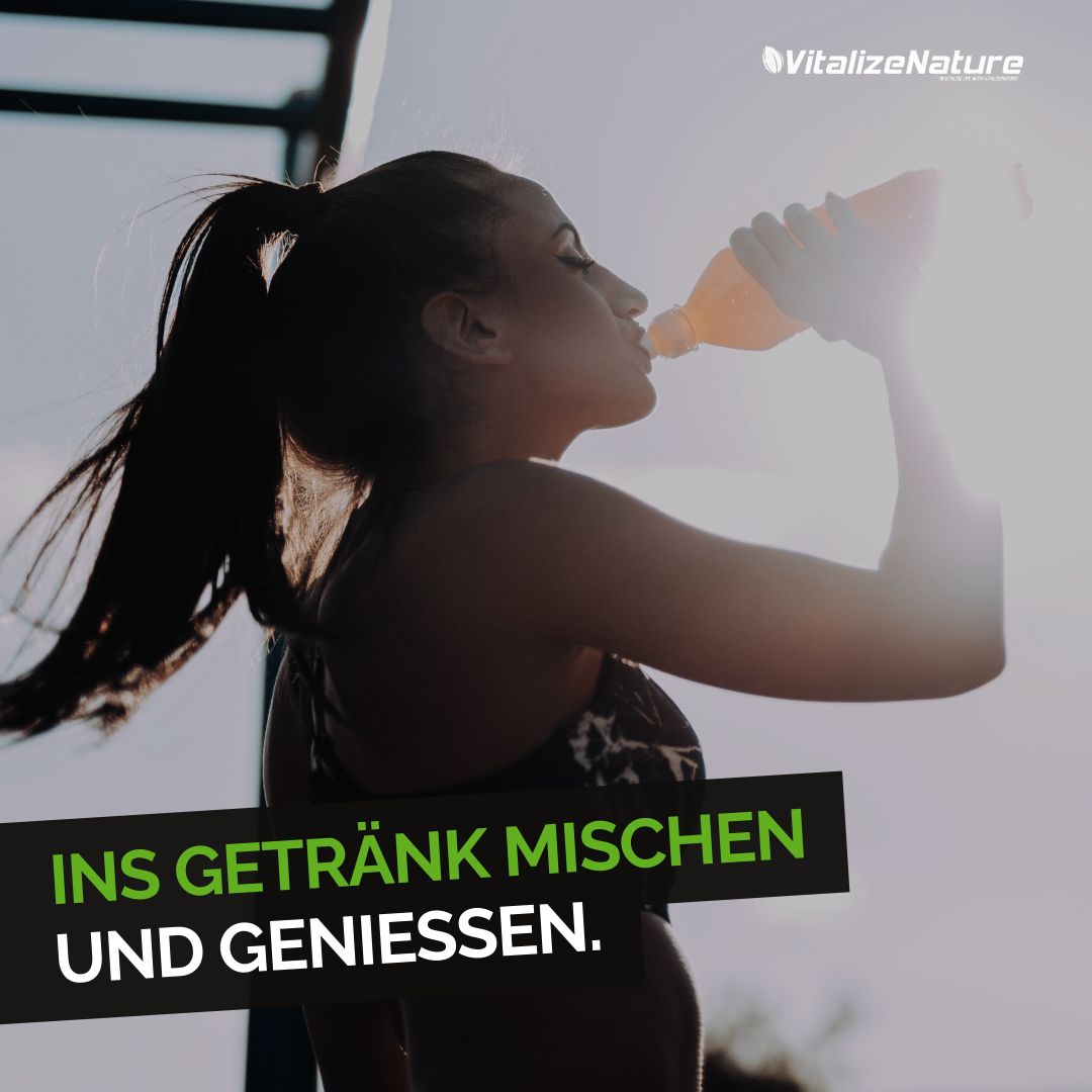 Femme buvant d'une bouteille. Texte: Mélanger dans la boisson et savourer. Soleil en arrière-plan.