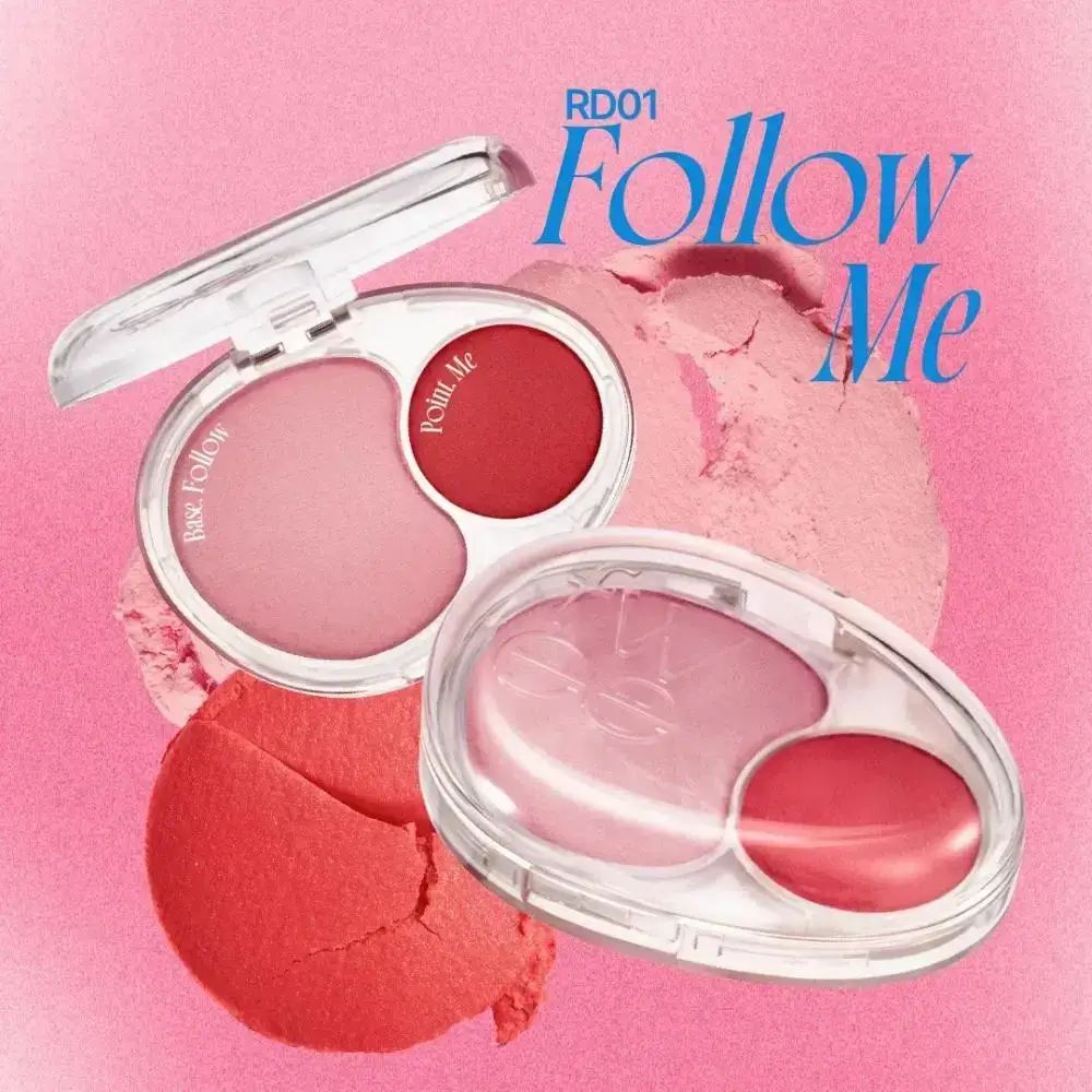 Twee FWEE Mellow Dual Blusher RD01 Follow Me blush verpakkingen. Eén open, één dicht. Blush kleuren en textuur op de achtergrond.