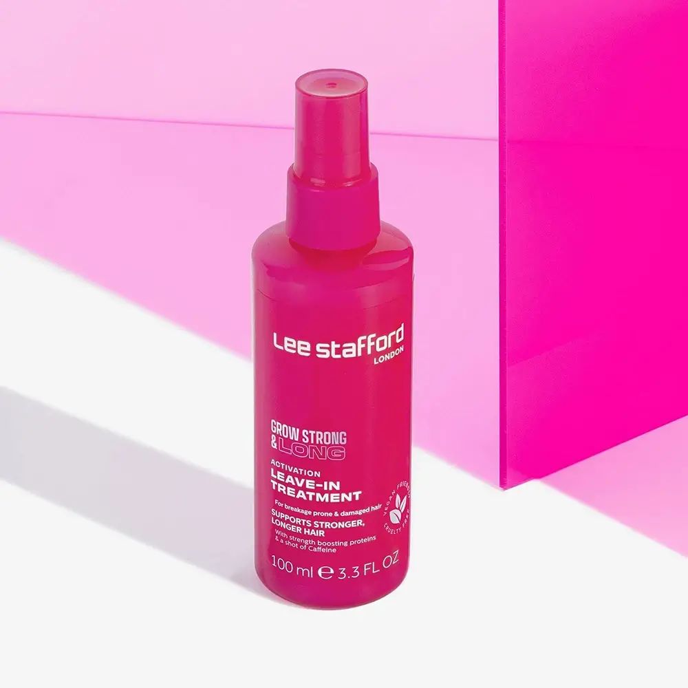 Roze sprayfles met productnaam en tekst. Vegan keurmerk.