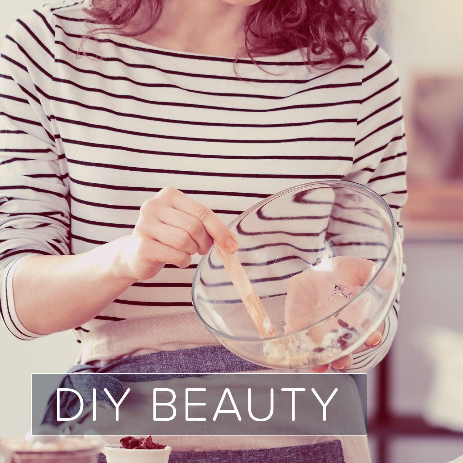 Persoon die ingrediënten mengt in een glazen kom. Tekst: DIY BEAUTY.