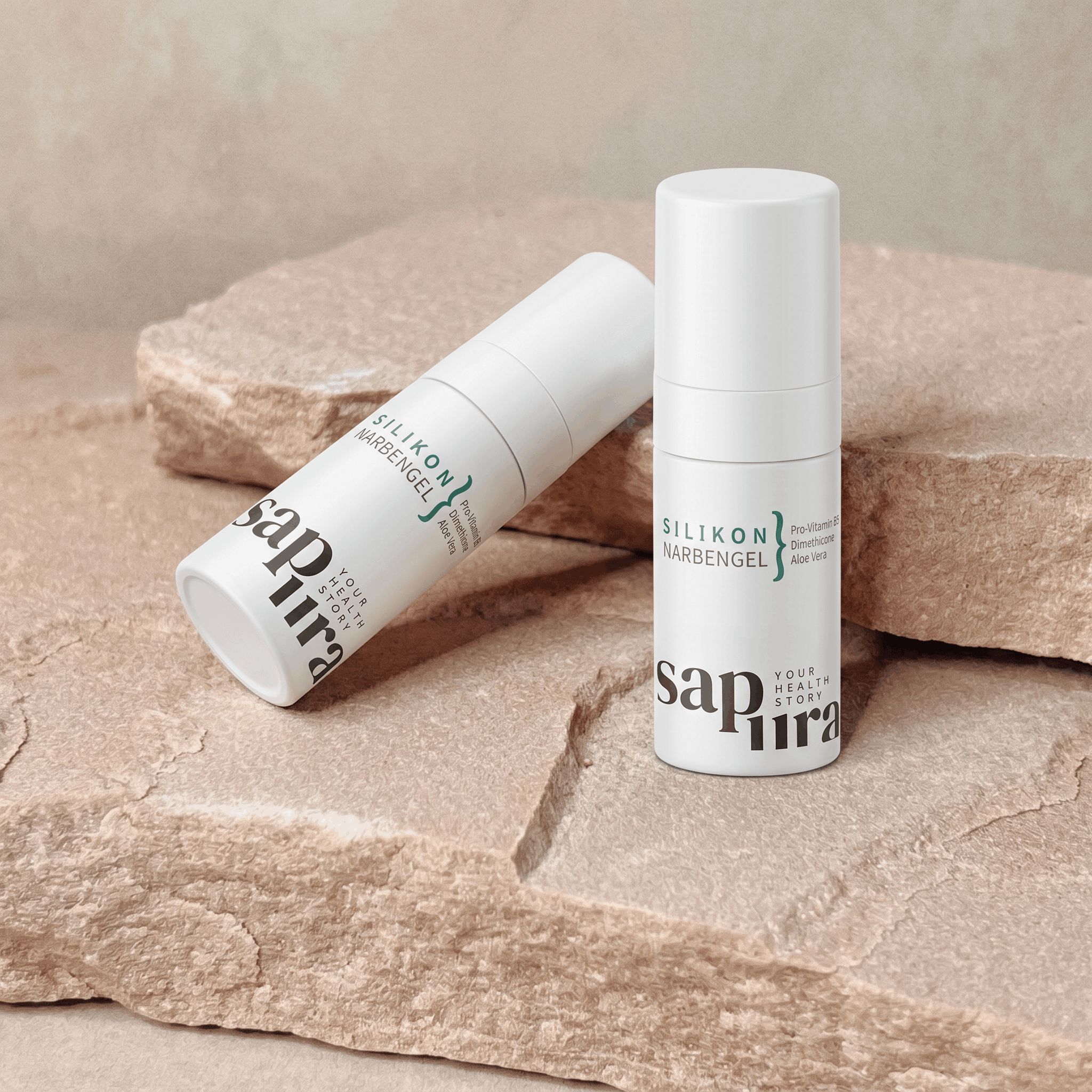 Deux flacons de gel de silicone pour cicatrices, Pro-Vitamine B5 et Aloe Vera, sur des pierres.