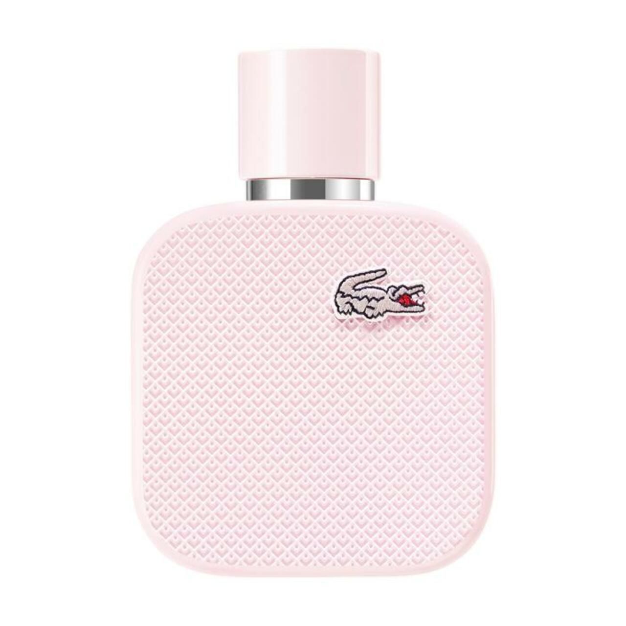 Flacon rose, col argenté, bouchon rose. Logo crocodile. Forme carrée, surface gaufrée.