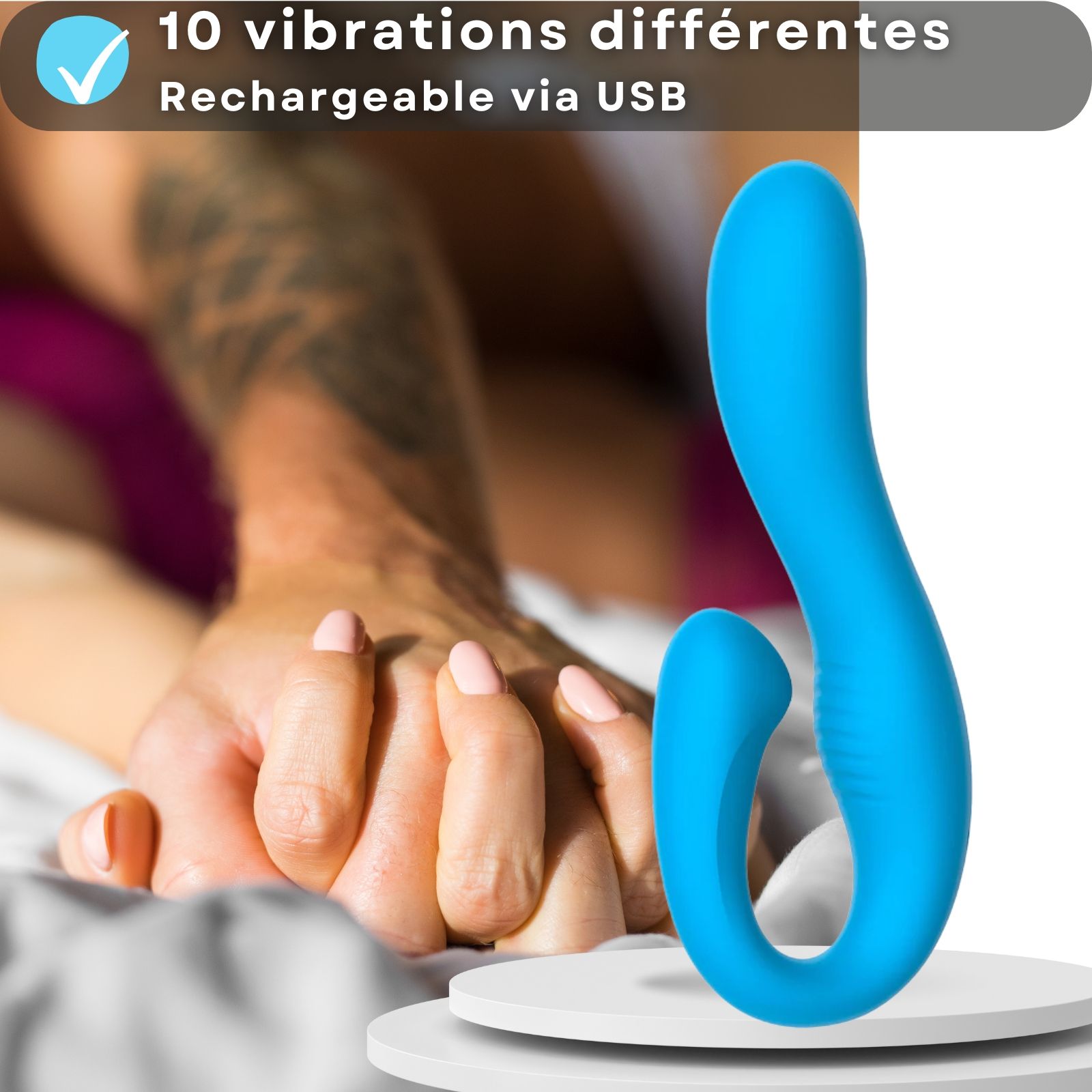 Vibromasseur bleu. 10 vibrations. Rechargeable USB. Couple en arrière-plan. Sur socle.