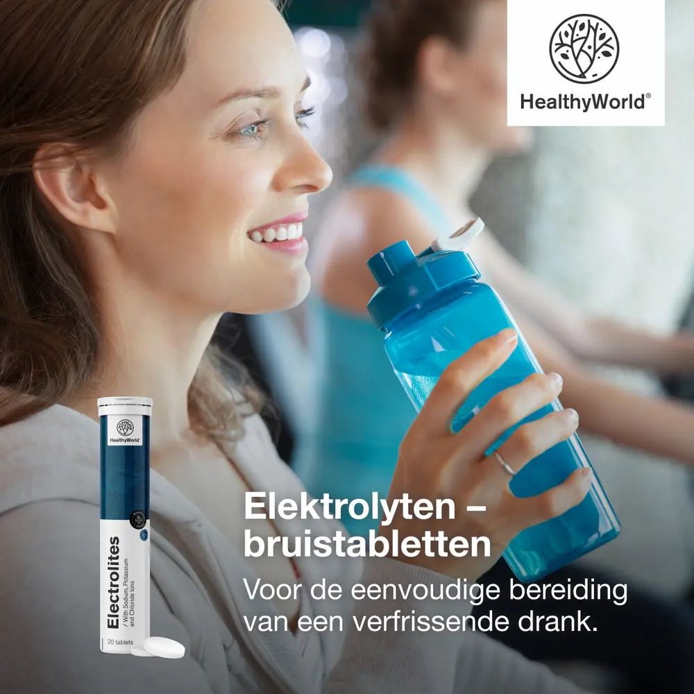 Vrouw drinkt uit blauwe sportfles na inspanning, ernaast een verpakking elektrolyten bruistabletten.