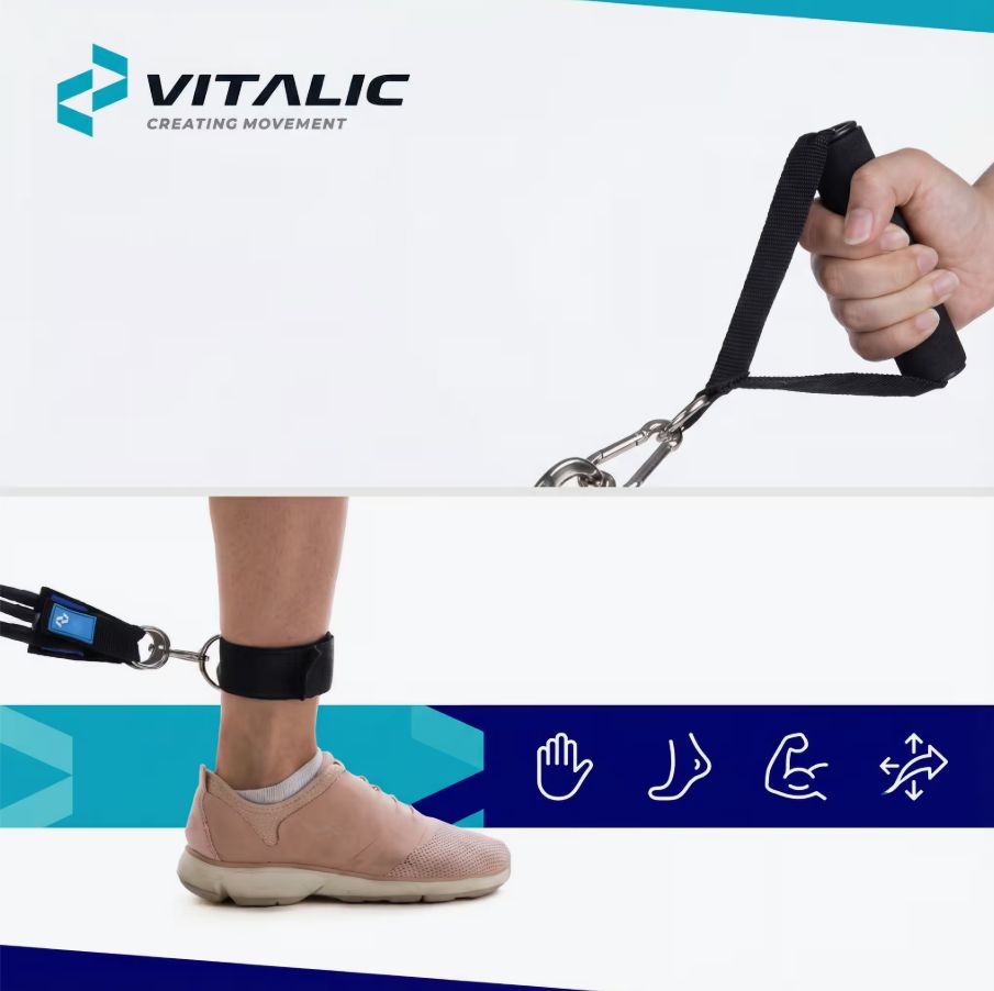 Weerstandsbanden met handvatten en enkelband. Hand houdt handvat. Voet met enkelband. VITALIC logo.