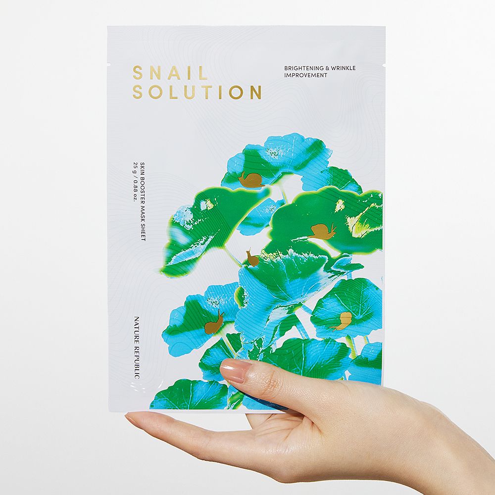 Gezichtsmasker in hand. Tekst: Snail Solution, Skin Booster Mask Sheet, Nature Republic. Bloemenmotief.