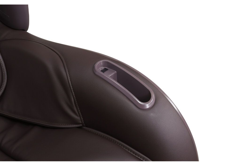 Fauteuil de massage, détail de l'accoudoir. Similicuir marron, commandes intégrées.