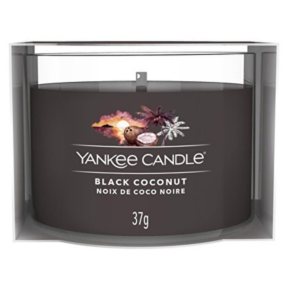Bougie noire dans un emballage transparent. Inscription: Yankee Candle, Black Coconut, Noix de Coco Noire, 37g.