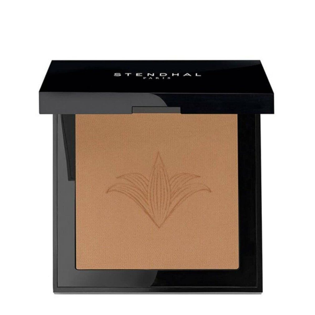 Poudre compacte Stendhal, couvercle noir. Forme carrée, couleur marron. Logo floral sur la poudre.