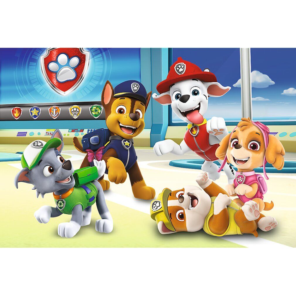 Puzzel met Paw Patrol. Vijf hondenkarakters in actie. Blauwe achtergrond met pootlogo.