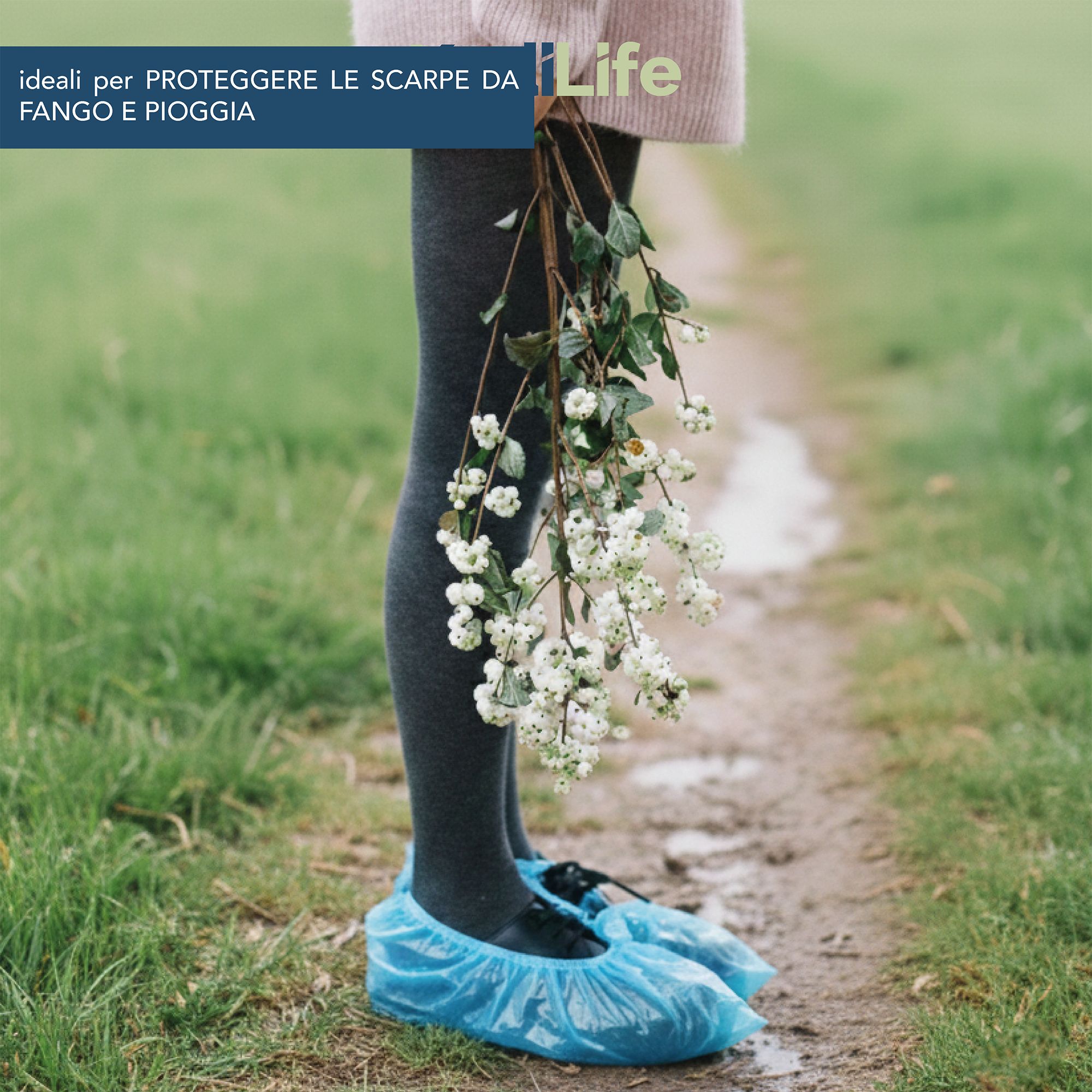 Personne avec des surchaussures bleues et un bouquet de fleurs sur un chemin de campagne.