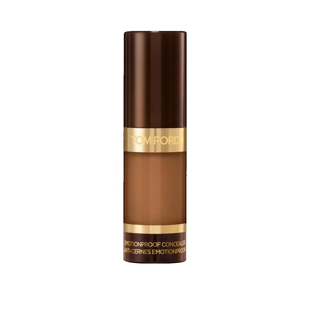 Flacon cosmétique cylindrique. Bouchon marron foncé, anneau doré avec "TOM FORD". Partie inférieure marron, texte : "EMOTIONPROOF CONCEALER".