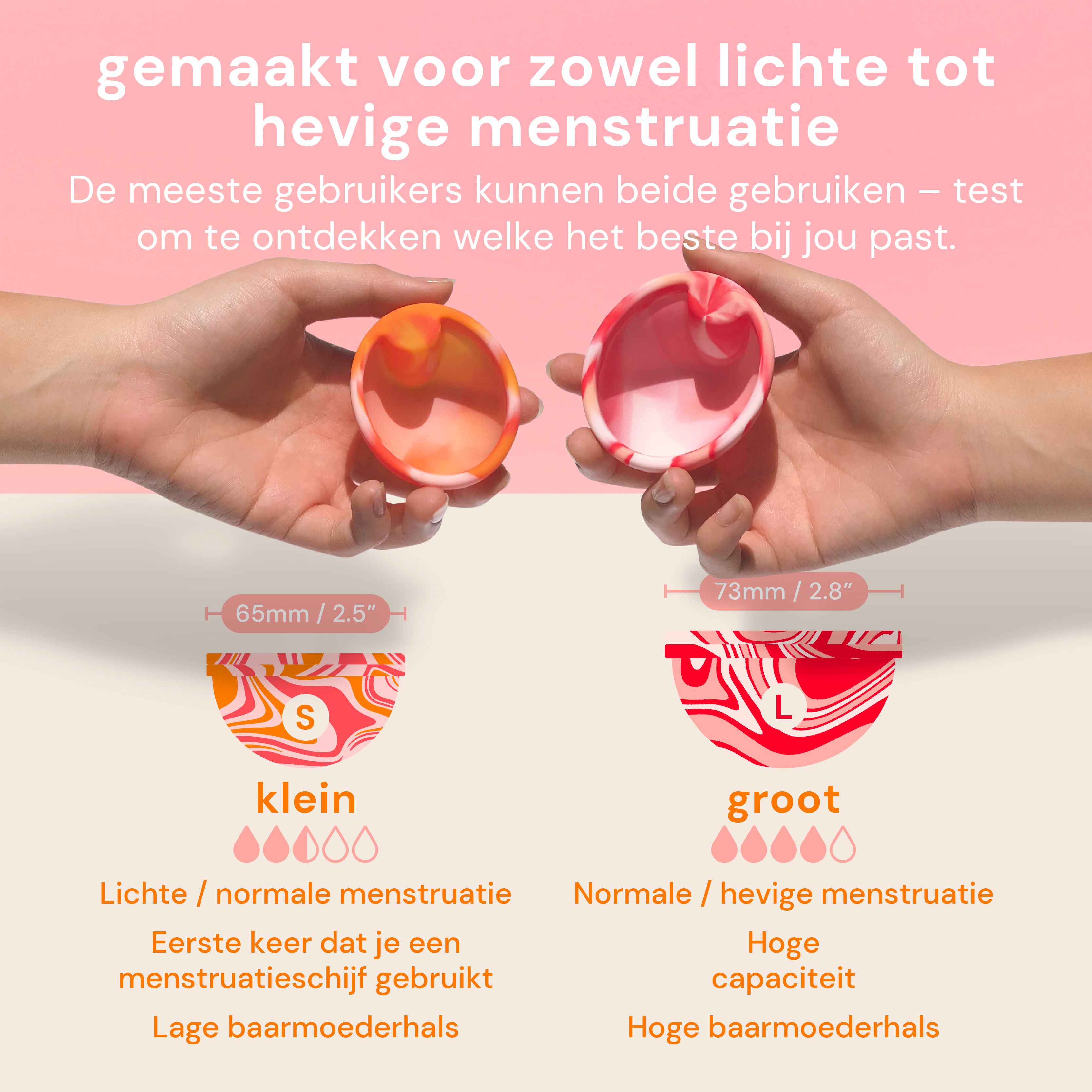 Handen houden zachte, flexibele menstruatieschijven in S en L vast.