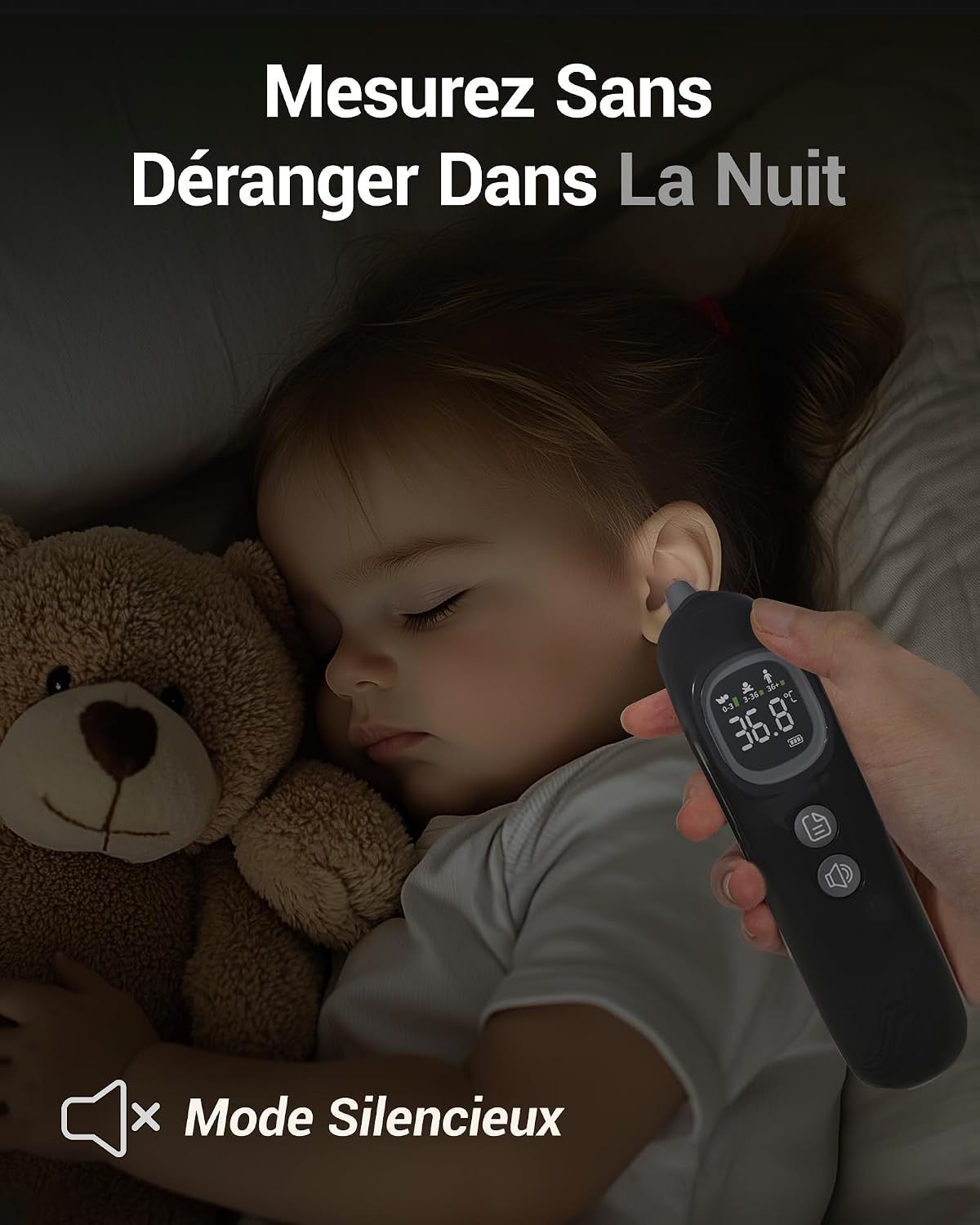Un thermomètre auriculaire numérique noir est utilisé pour mesurer la température d'un enfant endormi. L'écran affiche 36.8°C.