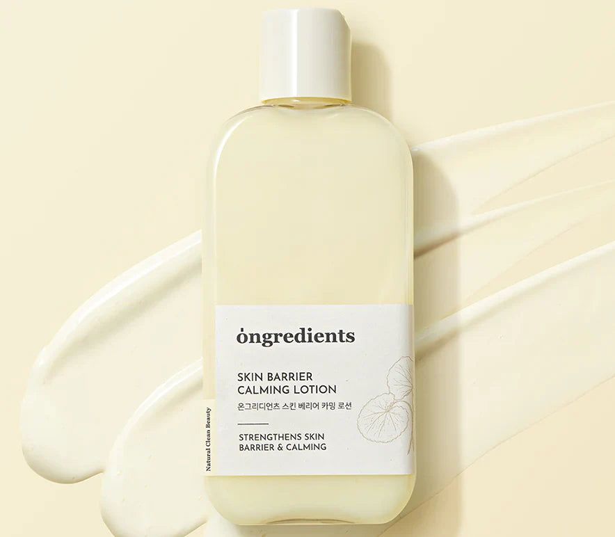 Fles ONGREDIENTS Skin Barrier Calming Lotion met aangebrachte lotionstrepen. Versterkt en kalmeert de huid.
