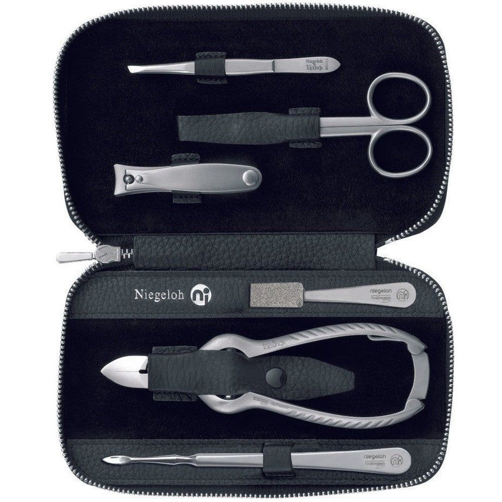 Zwarte etui met rits, gevuld met manicuregereedschap. Bevat nagelschaar, pincet, nagelvijl, nagelknipper en meer.