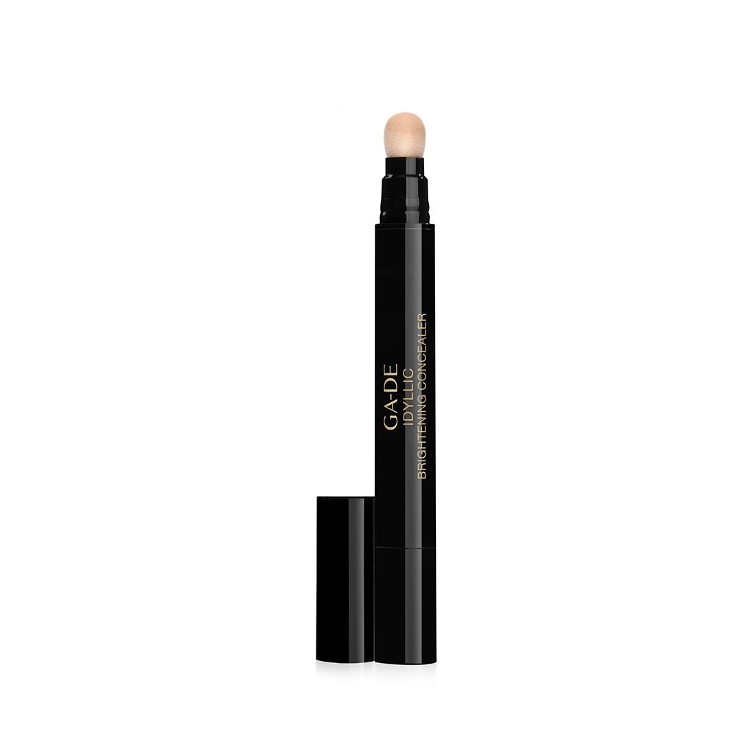 Ga-De Idyllic Brightening Concealer. Stylo noir avec applicateur clair. Nom du produit et logo sur le stylo.