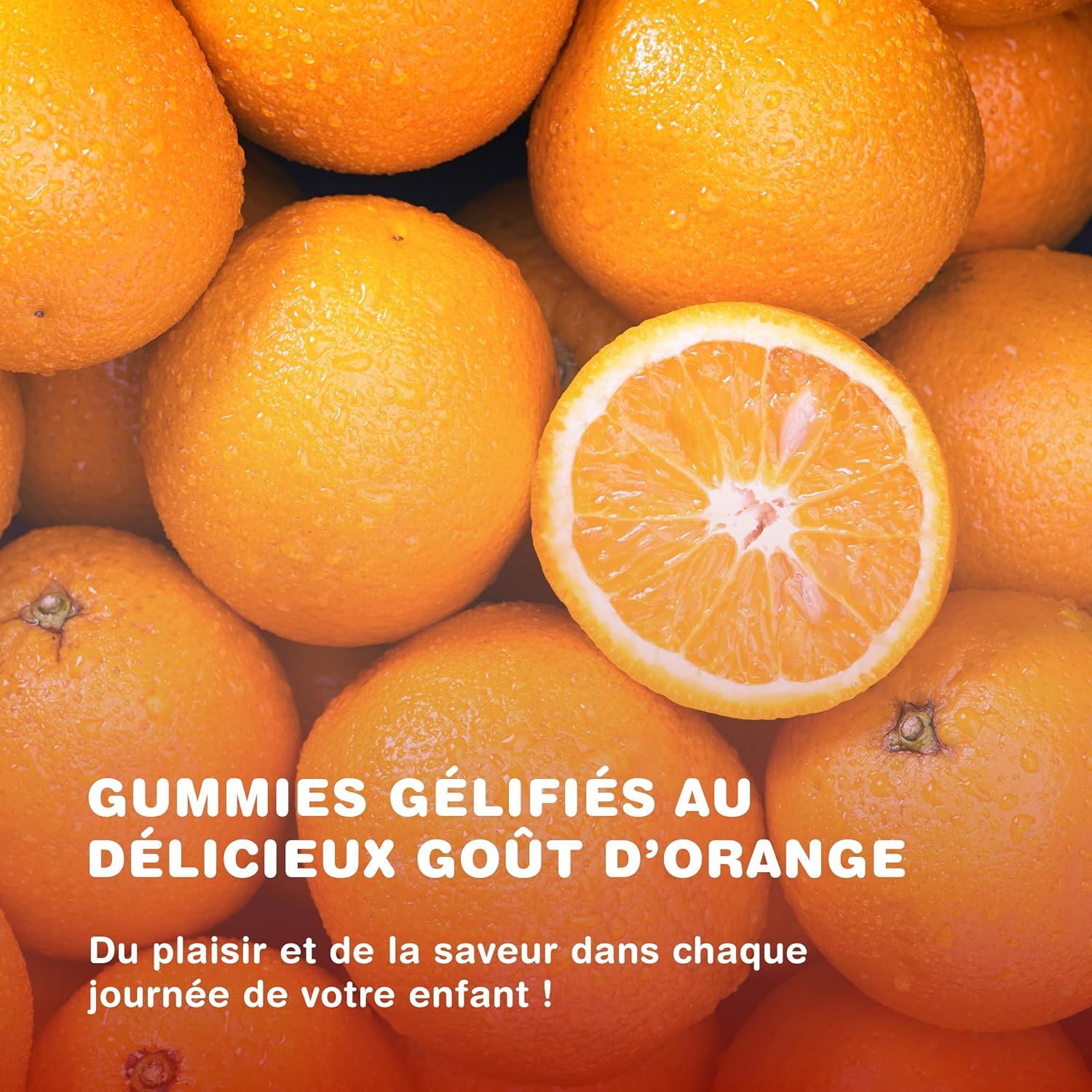 Oranges entières et coupées en deux, certaines avec des gouttes d'eau.