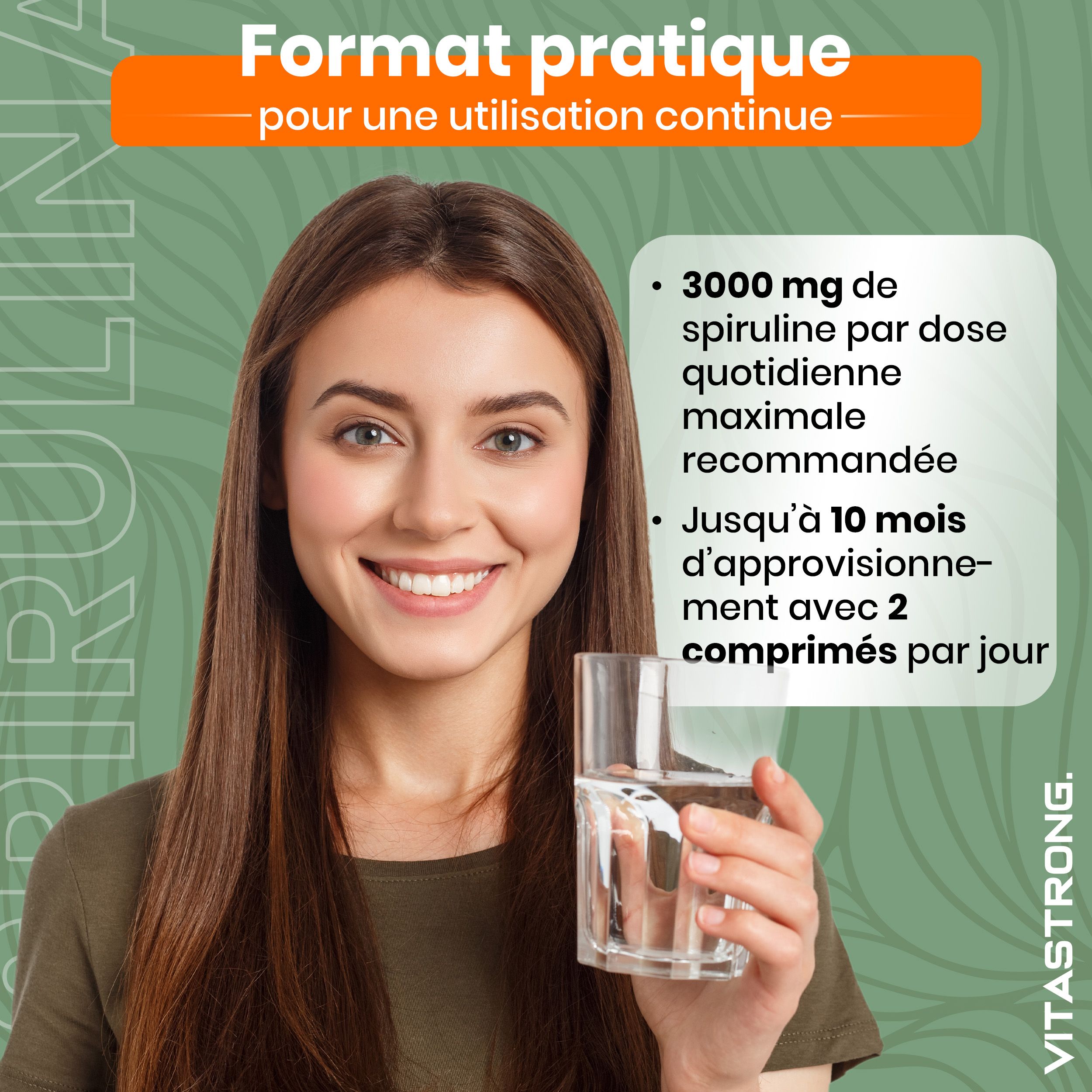 Vrouw met glas water en Vitastrong Spirulina. 3000mg spirulina per dagelijkse dosis.