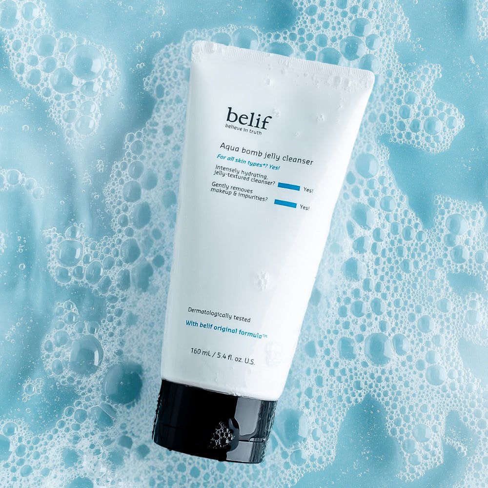 Tube Belif Aqua Bomb Jelly Cleanser dans de la mousse et des bulles.