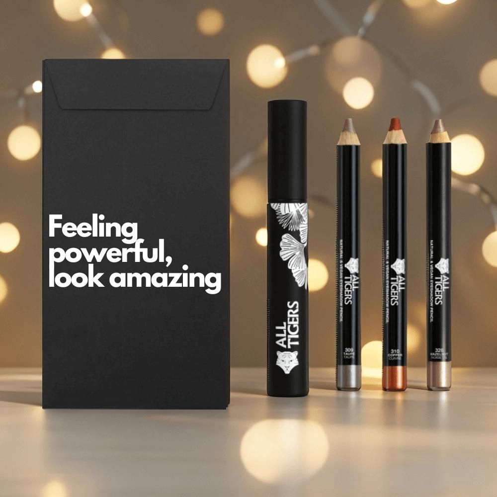 Zwarte verpakking met tekst. Mascara en drie oogpotloden. Merk ALL TIGERS.
