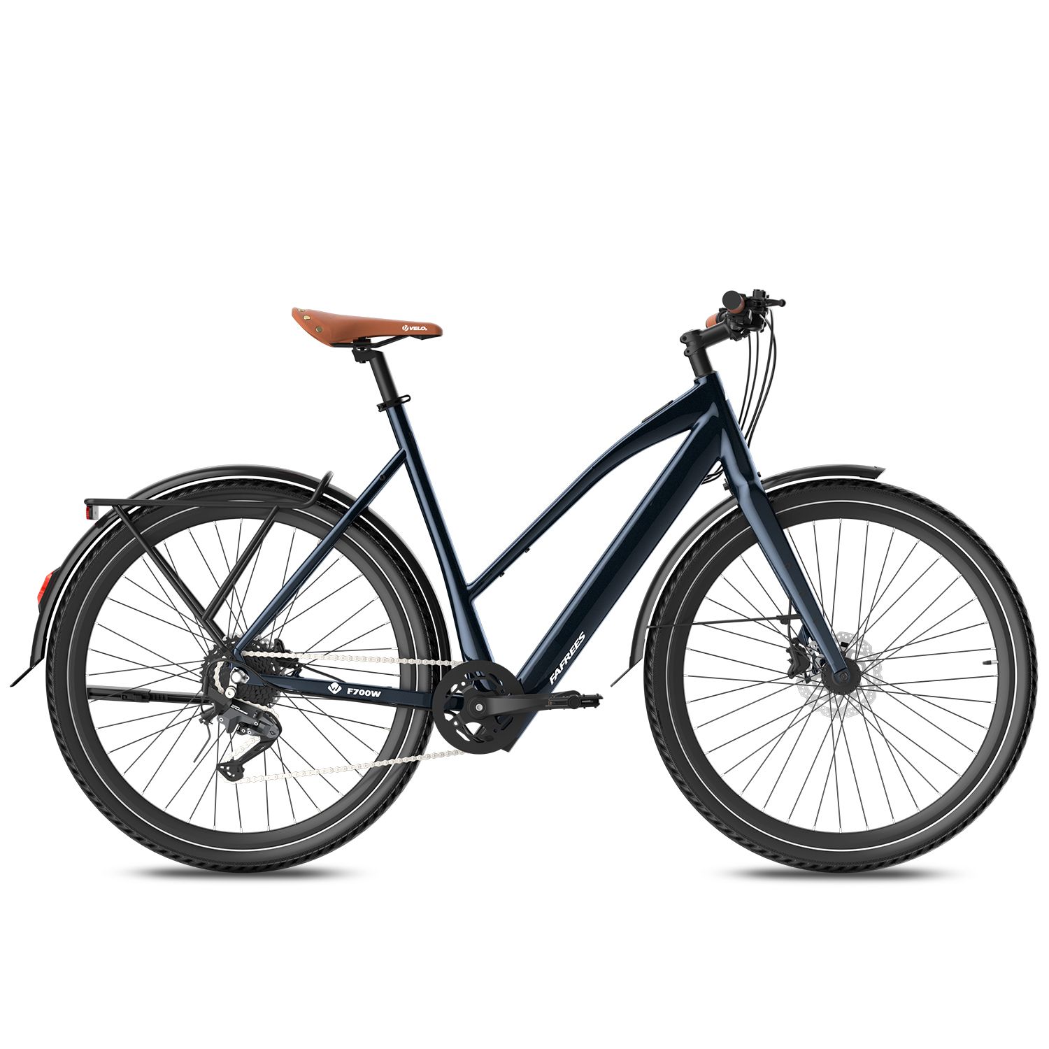 Vélo électrique bleu foncé avec selle marron. Garde-boue, porte-bagages et freins à disque. Pneus à bord blanc.