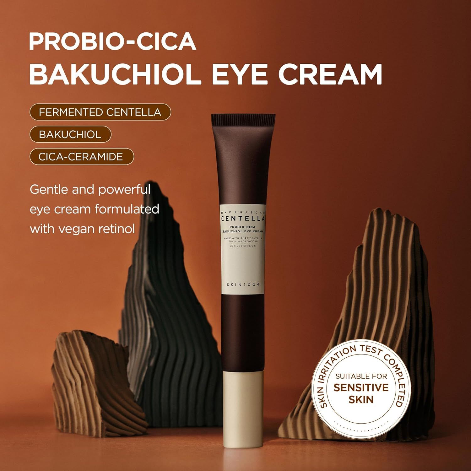 Tube marron avec logo SKIN1004. Texte: PROBIO-CICA BAKUCHIOL EYE CREAM. Convient aux peaux sensibles.