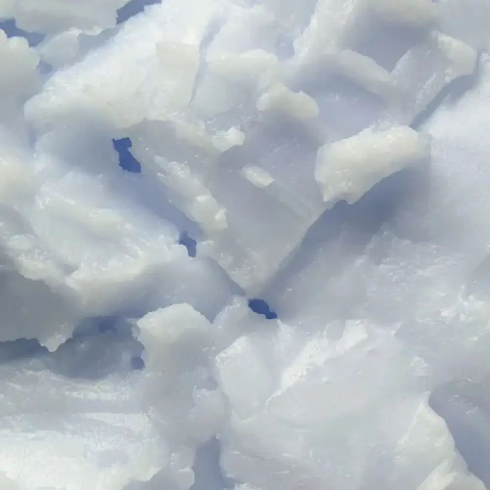 Gros plan sur un baume blanc. Structure : morceaux irréguliers.