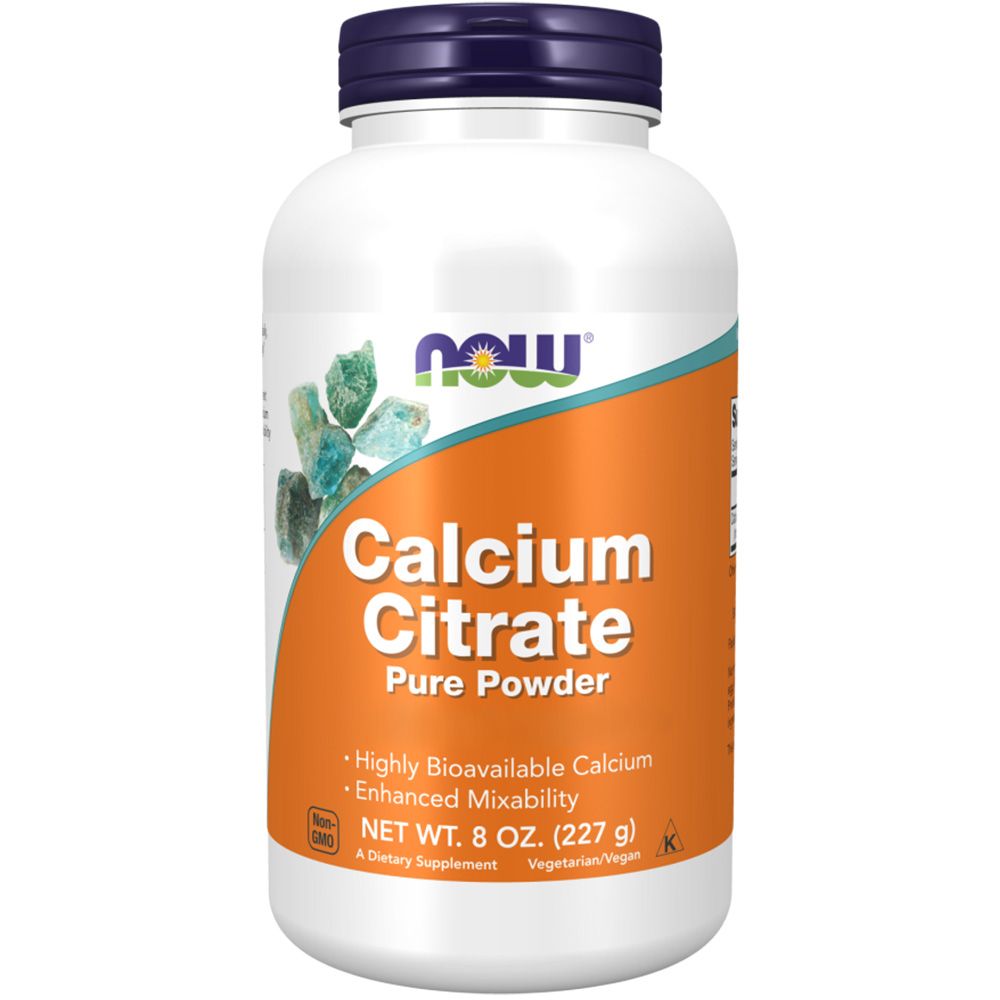 Witte fles met blauwe dop. Opschrift "NOW" en "Calcium Citrate Pure Powder". Oranje etiket met productinformatie en groene kristallen.