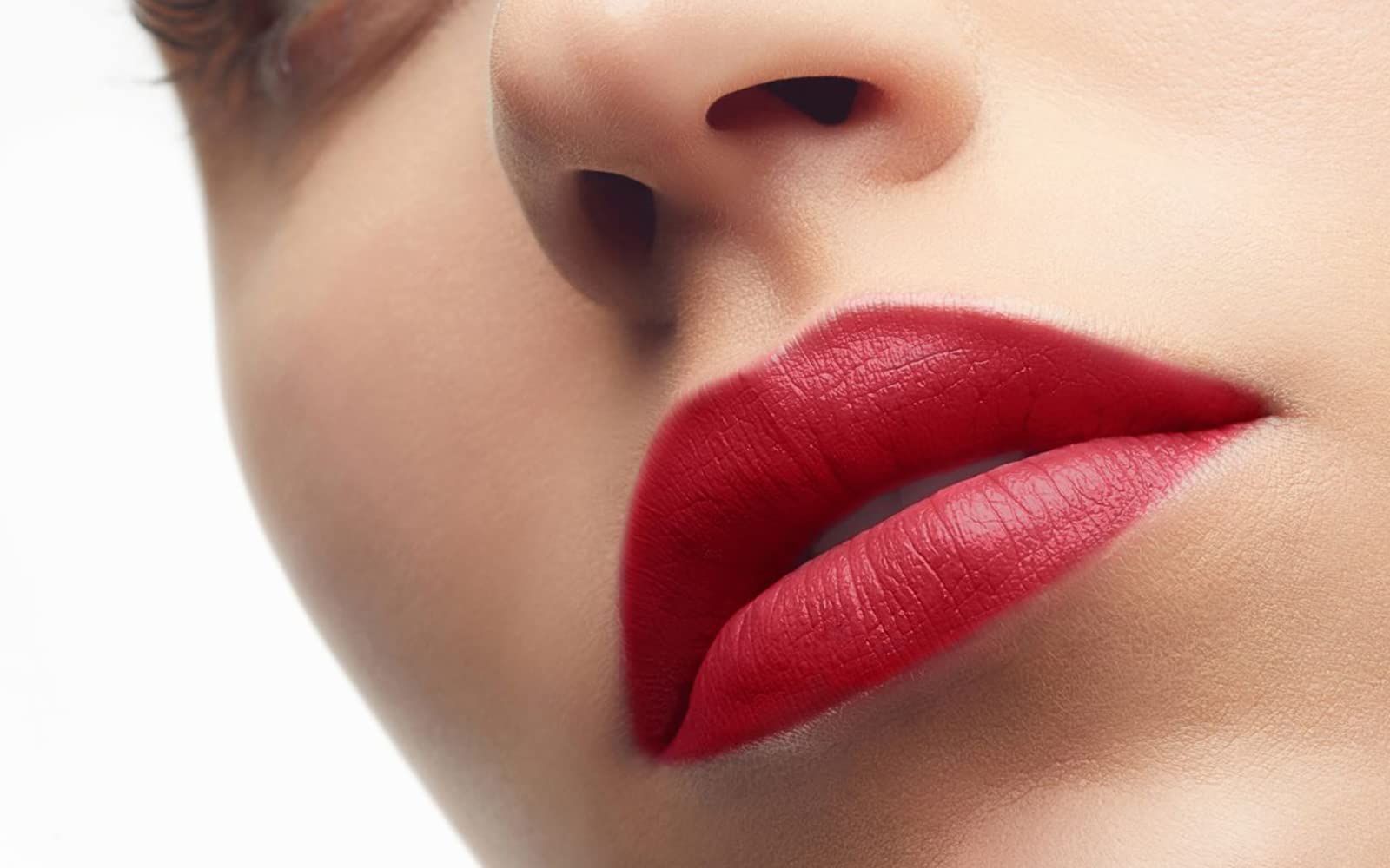 Close-up van lippen met rode lipstick.